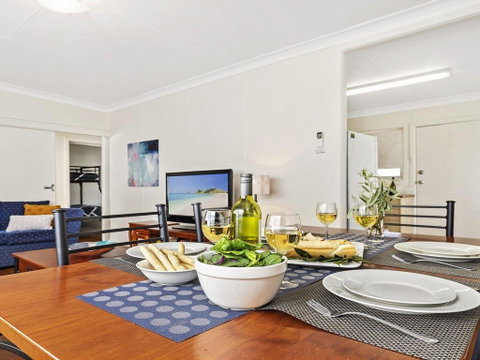 Summer Breeze - Clean And Simple, 200m To Beach - Accommodation Gold Coast 3