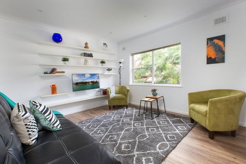 Sun-Drenched Apartment In A Peaceful Location - Gold Coast 4U 1