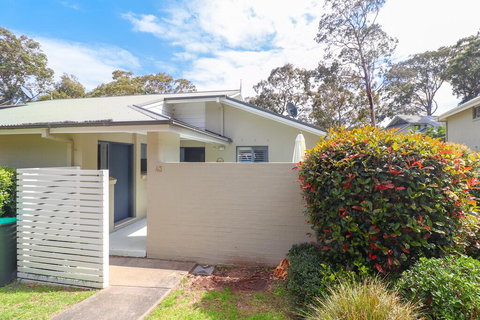 Sunflower Villa In Raffertys Resort - Accommodation Gold Coast 1