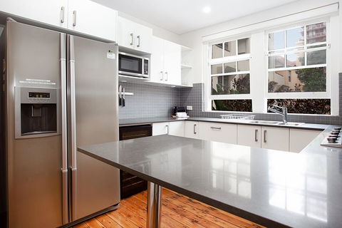 Sunlit 2-bed Apartment Metres From The Beach - Gold Coast 4U 2