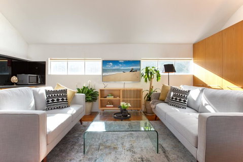 Sunlit Two-Bedroom Unit With Sprawling BBQ Deck - Accommodation Gold Coast 2