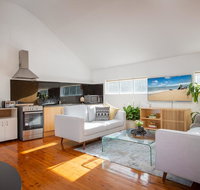 Sunlit Two-Bedroom Unit With Sprawling BBQ Deck - Accommodation Gold Coast