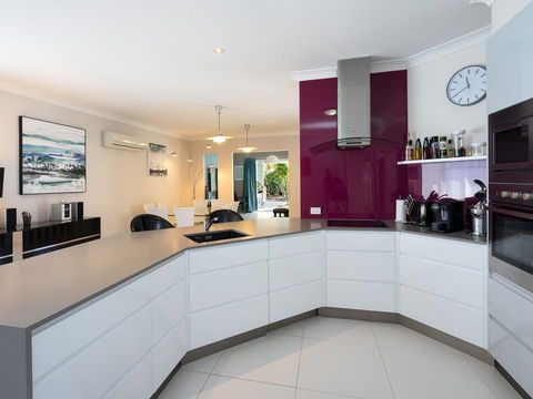 Super Sized Family Retreat With A Pool - Accommodation Gold Coast 2