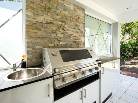 Super Sized Family Retreat With A Pool - Accommodation Gold Coast 3