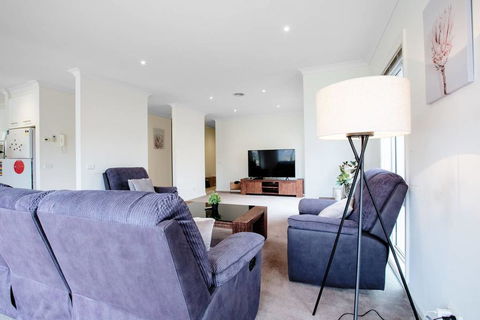 Superb Luxe 5BR House@Point Cook Near Lake - Gold Coast 4U 3