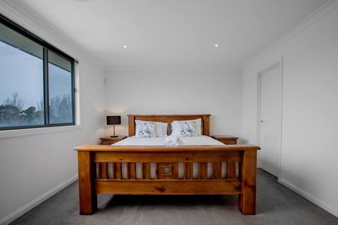 Superb Luxe 5BR House@Point Cook Near Lake - Gold Coast 4U 1