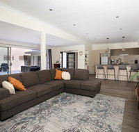 Swanway - Pet Friendly - 10 Min Walk to Beach - Accommodation Gold Coast