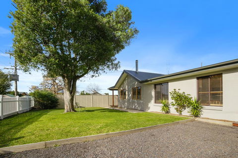 THE ASHMAN HOUSE - Modern And Close To Town - Accommodation Gold Coast 3