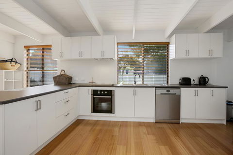 THE ASHMAN HOUSE - Modern And Close To Town - Accommodation Gold Coast 2