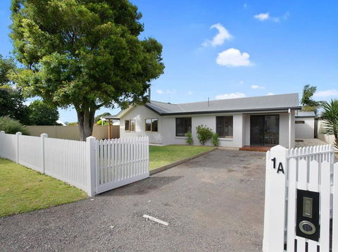 THE ASHMAN HOUSE - Modern And Close To Town - Accommodation Gold Coast 0