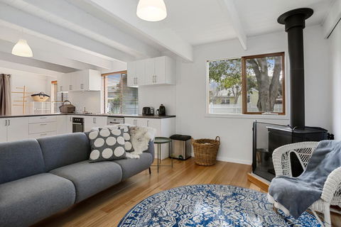 THE ASHMAN HOUSE - Modern And Close To Town - Accommodation Gold Coast 1