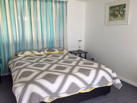 The Beach House' 169 Soldiers Point Road - Right On The Waterfront - Accommodation Gold Coast 2