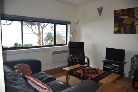 Beachside Taroona With Spa - Accommodation Gold Coast 6