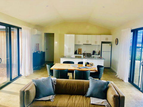 EMBRACING EVANDALE - Hosted By L'Abode Accommodation - Accommodation Gold Coast 2