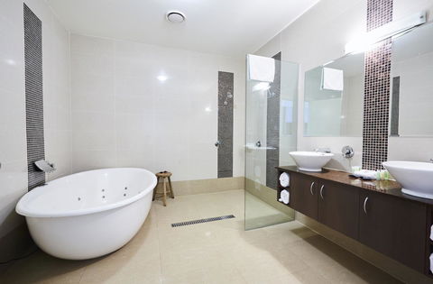 Mornington Hotel - Accommodation Gold Coast 1