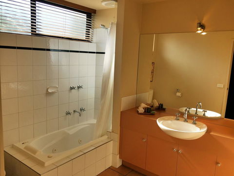 Lorne Surf Apartments - Gold Coast 4U 24