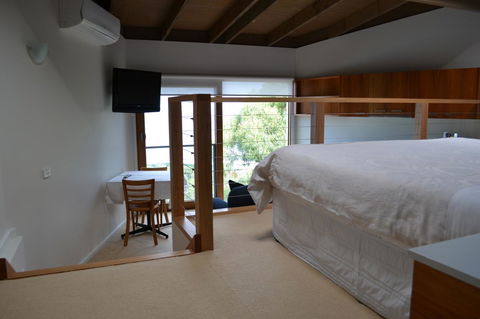 Chris\'s Beacon Point Restaurant & Villas - Accommodation Gold Coast 9