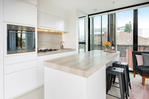 Modern Apartment In The Heart Of St Kilda - Gold Coast 4U 8