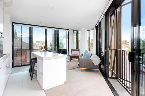 Modern Apartment In The Heart Of St Kilda - Gold Coast 4U 4