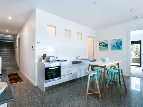 Lansdowne Villa - With Swimming Pool - Accommodation Gold Coast 8