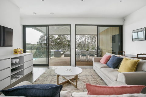 Lansdowne Villa - With Swimming Pool - Accommodation Gold Coast 1