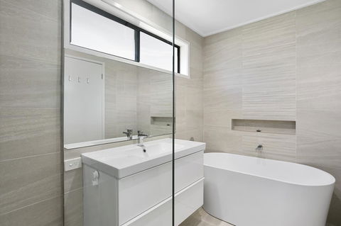 Fairhills - NEW LISTING, Beautifully Styled - Gold Coast 4U 7