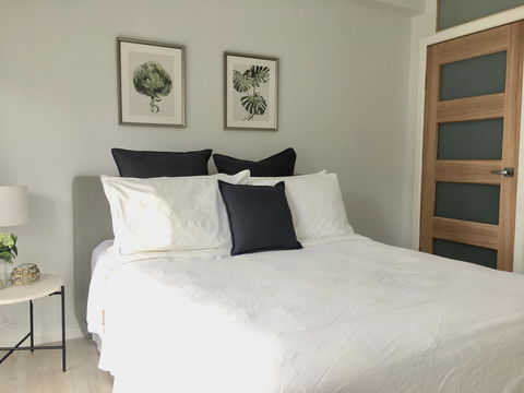 The Wheelhouse - 2BR Waterfront Apt In Town - Gold Coast 4U 4
