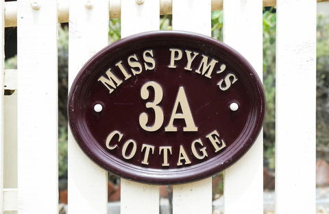 Miss Pym's Cottage - Gold Coast 4U 6