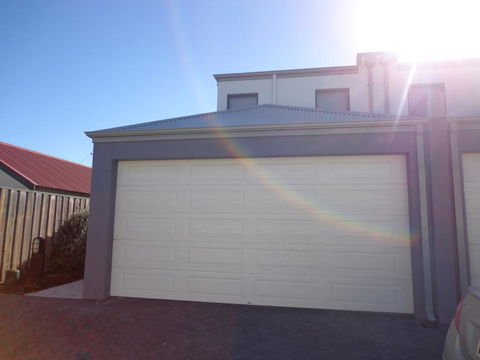 The Beach Villa Bunbury - Gold Coast 4U 1