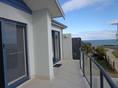 The Beach Villa Bunbury - Gold Coast 4U 2