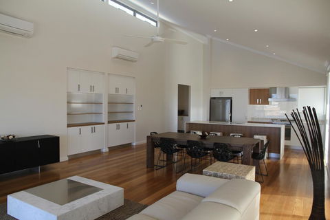 The Carnarvon Luxury Canal Home - Accommodation Gold Coast 3