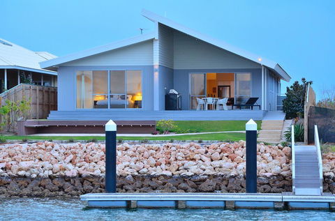 The Carnarvon Luxury Canal Home - Accommodation Gold Coast 0