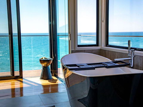THE DECK HOUSE - A WYE RIVER ICON - Accommodation Gold Coast 2