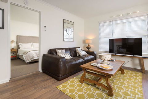 The Executive - Central & Sophisticated - Gold Coast 4U 0