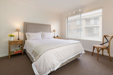 The Executive - Central & Sophisticated - Gold Coast 4U 1