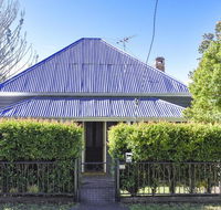 The Grey House - Gold Coast 4U