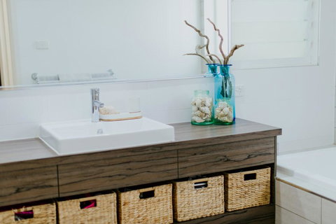 THE LAKE HOUSE - WiTH SWIMMING POOL - Accommodation Gold Coast 2