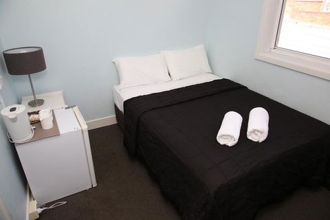 The Lakes Hotel - Accommodation Gold Coast 2