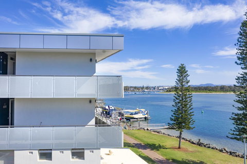 The Mid Pacific - Accommodation Gold Coast 0