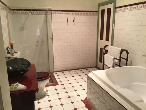 The Olde Devonshire House - Accommodation Gold Coast 3