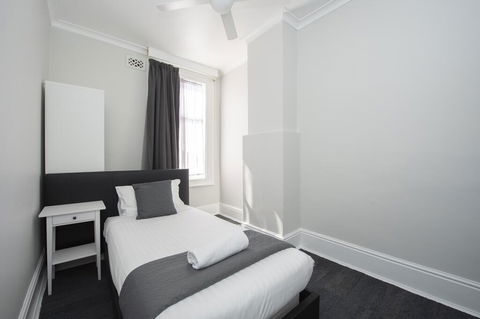 The Parade Hotel - Gold Coast 4U 1