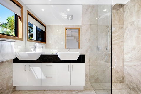 THE VIEW, TUGUN - 4 Bedrooms - Sea Views - Private Heated Pool - Accommodation Gold Coast 2