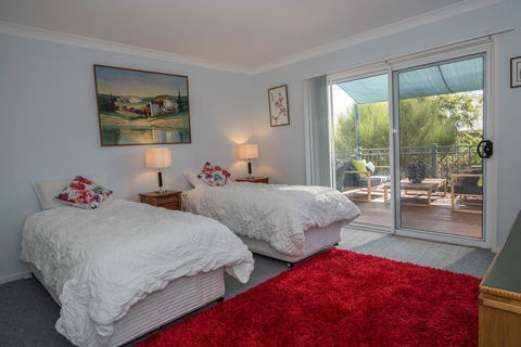 The White House - Gold Coast 4U 1