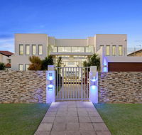 The White House GC Waterfront Home Cinema Jacuzzi Heated Pool - Gold Coast 4U