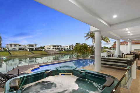 The White House GC Waterfront Home Cinema Jacuzzi Heated Pool - Gold Coast 4U 3