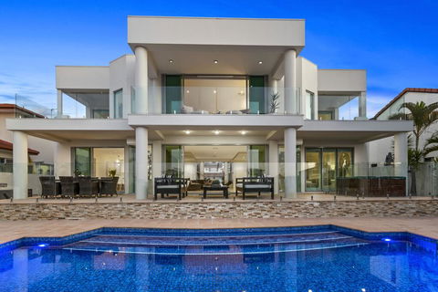 The White House GC Waterfront Home Cinema Jacuzzi Heated Pool - Gold Coast 4U 2