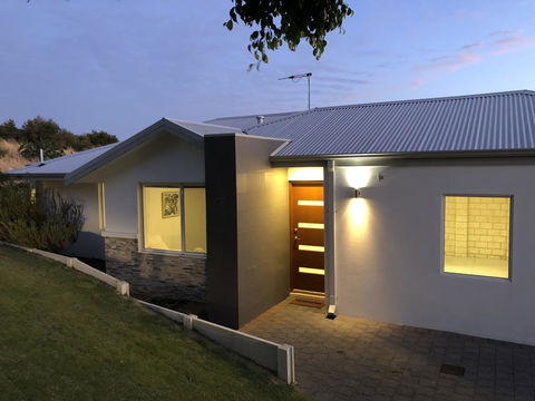 Three Bedroom, Two Bathroom Family Home - Gold Coast 4U 0