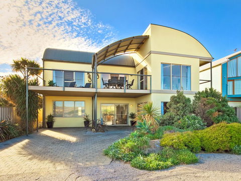 Through The Looking Glass - Accommodation Gold Coast 1