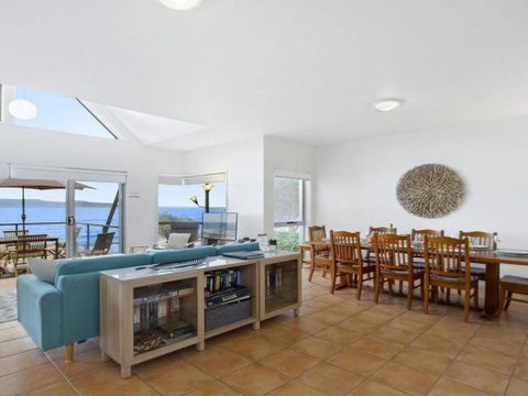 Tilbury Breeze - Ocean Views, Comfort And Style - Accommodation Gold Coast 3