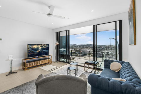 Top Floor 3 Bed Apartment With Million Dollar Views - Gold Coast 4U 0
